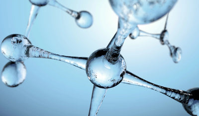 Acide Hyaluronique Naturel vs Synthétique : Lequel Choisir pour Votre Peau ? - Piuma Bianca