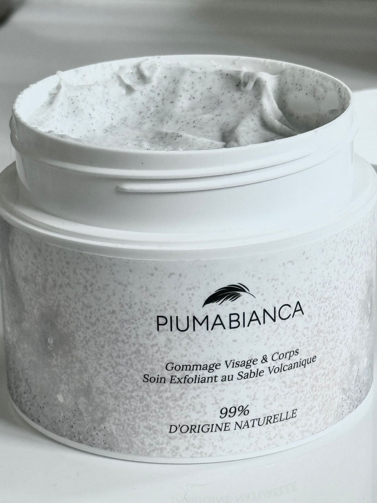 Gommage Visage & Corps - Soin au Sable Volcanique - Piuma Bianca